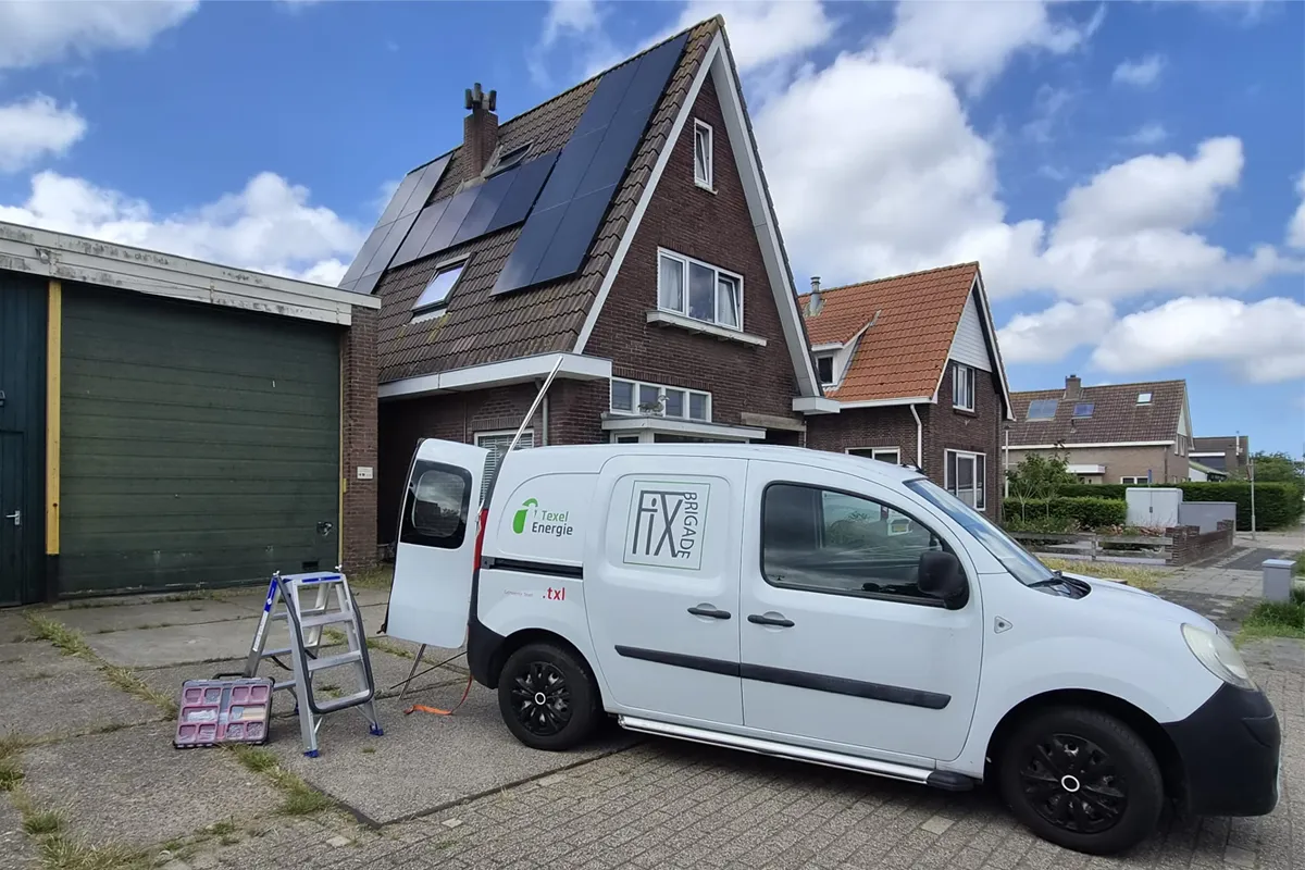 Energiezuinig huis als symbool voor energiebesparing en duurzaamheid in woningen op Texel.